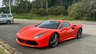 Ferrari 488 Spider z roku 2018 s nájezdem 16 202 kilometrů je v aukci ministerstva vozem s nejvyšší vyvolávací cenou. Stanovená byla na 4 189 000 korun.