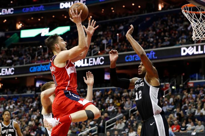 Tomáš Satoranský z Washingtonu (31) útočí v zápase NBA proti San Antoniu,