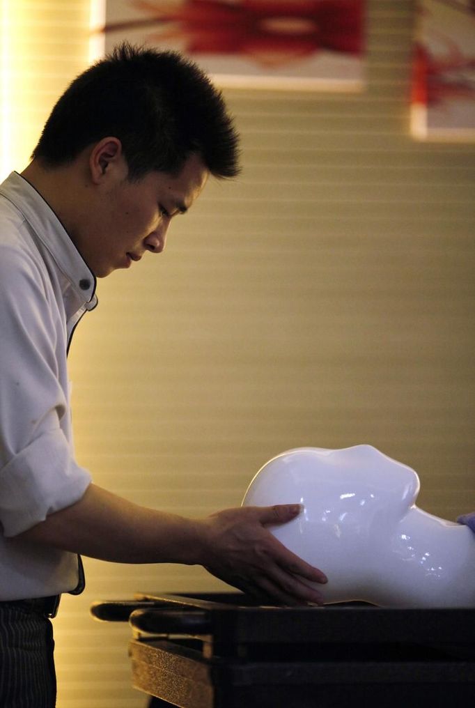 A student massages the head of a mannequin during an undertaker service class at the Tianquanjiajing Funeral Service school in Jiaxing, Zhejiang province May 29, 2012. A new breed of young Chinese undertakers are fighting centuries-old taboos to gain social acceptance for their profession, saying they help the deceased and their families make their final parting with respect. There are more than 1,500 students across the country studying to become undertakers each year. Courses in funeral services take three years to complete and the service includes washing of the dead body as well as providing funeral make-up and dressing. Picture taken May 29, 2012. REUTERS/Carlos Barria (CHINA - Tags: SOCIETY) ATTENTION EDITORS - PICTURE 17 OF 17 FOR PACKAGE 'FUNERAL SERVICE STUDENTS' Published: Čer. 7, 2012, 2:44 dop