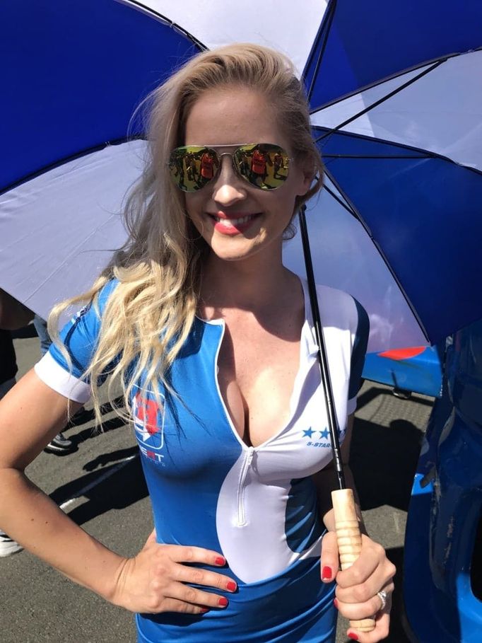 Grid girls na závodě ME tahačů na Nürburgringu