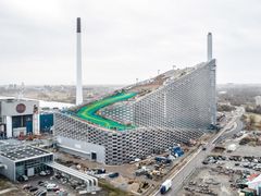 Spalovna odpadu v Kodani navržená Bjarke Ingels Group má na střeše sjezdovku.