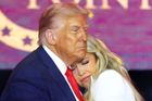 Trump a vdova Erika: Na pohřbu Charlieho Kirka se setkaly nenávist a odpuštění
