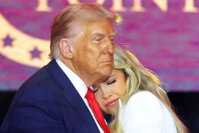 Trump a vdova Erika: Na pohřbu Charlieho Kirka se setkaly nenávist a odpuštění