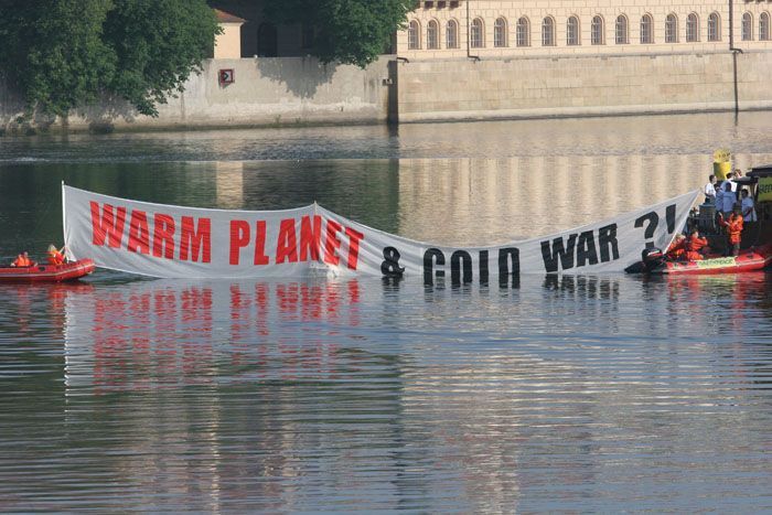 Greenpeace na Vltavě