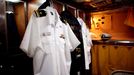 April 25, 2011 - Fort Lauderdale, Florida, U.S. - -- Fort Lauderdale, Fla. -- Dress whites hang in a stateroom on the USS Annapolis (SSN 760), a S6G nuclear reactor powered fast attack submarine, at Port Everglades in Fort Lauderdale on Monday. The USS Annapolis measures 362 ft. in length and 33 ft. at the beam, a diving depth of over 400 ft., 27+ mph, 12 vertical launch missile tubes, 4 torpedo tubes, and a crew of 130 enlisted submariners. The submarine was commissioned April 11, 1992 with its homeport in Groton, Connecticut. USS Annapolis sailed to the 21st Anniversary of Fleet Week at Port Everglades, Fort Lauderdale. (Credit Image: © Gary Coronado/The Palm Beach Post) ( automatický překlad do češtiny )