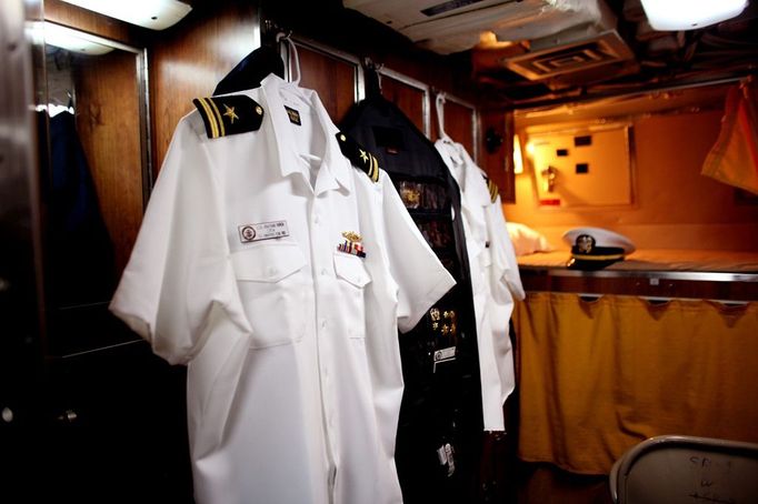 April 25, 2011 - Fort Lauderdale, Florida, U.S. - -- Fort Lauderdale, Fla. -- Dress whites hang in a stateroom on the USS Annapolis (SSN 760), a S6G nuclear reactor powered fast attack submarine, at Port Everglades in Fort Lauderdale on Monday. The USS Annapolis measures 362 ft. in length and 33 ft. at the beam, a diving depth of over 400 ft., 27+ mph, 12 vertical launch missile tubes, 4 torpedo tubes, and a crew of 130 enlisted submariners. The submarine was commissioned April 11, 1992 with its homeport in Groton, Connecticut. USS Annapolis sailed to the 21st Anniversary of Fleet Week at Port Everglades, Fort Lauderdale. (Credit Image: © Gary Coronado/The Palm Beach Post) ( automatický překlad do češtiny )