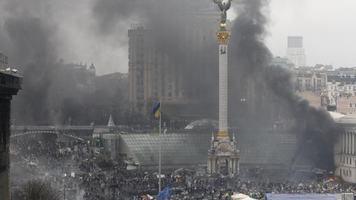 Smoke rises over Independence Square during clashes between anti-government protesters and riot police in Kiev February 20, 2014. Ukrainian anti-government protesters on