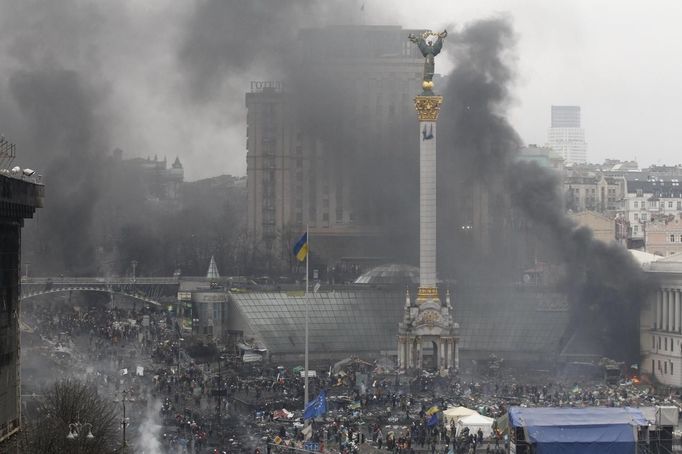 Smoke rises over Independence Square during clashes between anti-government protesters and riot police in Kiev February 20, 2014. Ukrainian anti-government protesters on