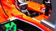 Před Caterhamem jako poslední oznámil svoje angažmá britský pilot Max Chilton, který zůstává u Marussie. Výkony sice letos nic moc, ale tatínek multimilionář  - to je pro tým balancující každý rok nad propastí bytí a nebytí lákavé doporučení.
