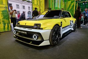 Šokující elektrický Renault. Stojí šestkrát víc než R5, objednávky už má i z Česka
