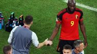 Už v prvním poločase se za postranní lajnou aktivně rozcvičoval Romelu Lukaku, ale do zápasu zatím nezasáhl.