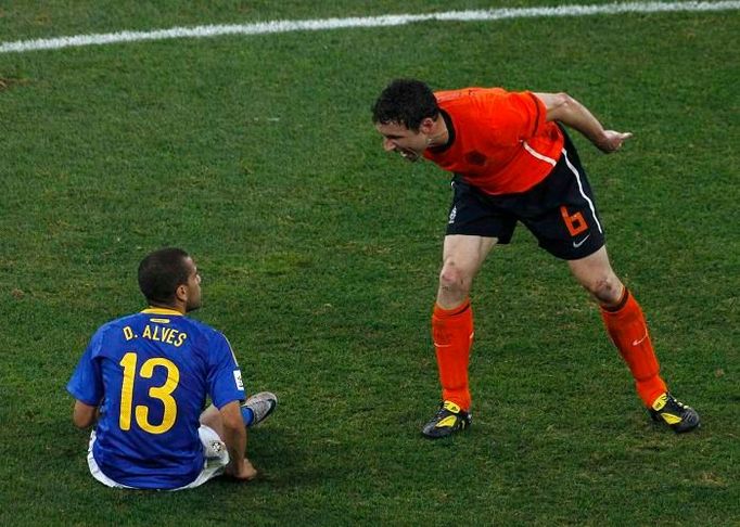 Mark van Bommel v akci. Takto se zlobil na Brazilce Alvese