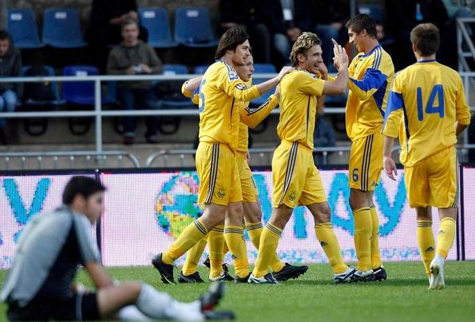 Fotbalisté Ukrajiny slaví´gól do sítě Androrry. Tým okolo Andreje Ševčenka nakonec postoupil i do baráže