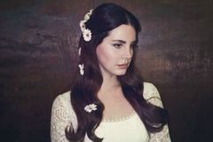 Lana Del Rey zpívá o festivalu Coachella. Ale myslí při tom na Woodstock