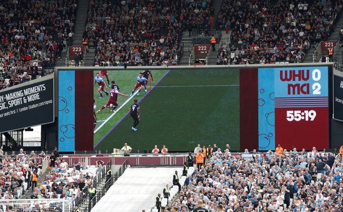 fotbal, anglická liga 2019/2020, West Ham - Manchester City, videorozhodčí ukazuje, proč neuznal hostům gól