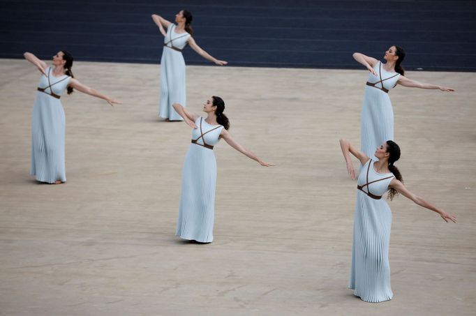 Pořadatelé zimních her v Pekingu převzali v Aténách olympijský oheň