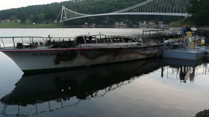Na Vranovské přehradě na Znojemsku shořela výletní loď Dyje.