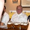 Foto: V Praze se spolu utkali výčepní na tradičním závodě Pinkasova noční můra