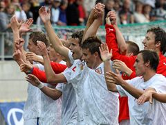 Češi se radují z vítězství v prvním reprezentačním utkání na Mistrovství Evropy do 19 let proti Anglii.