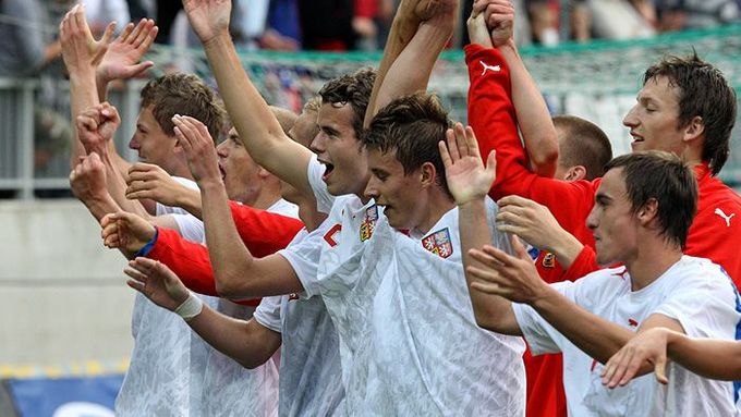 Češi se radují z vítězství v prvním reprezentačním utkání na Mistrovství Evropy do 19 let proti Anglii.