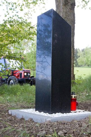 Od roku 2015 připomíná místo nedaleko obcí Kytlice a Polevsko, kde při autonehodě 8. března 1990 tragicky zahynul herec Tomáš Holý nový pomn