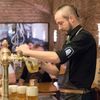 Foto: V Praze se spolu utkali výčepní na tradičním závodě Pinkasova noční můra