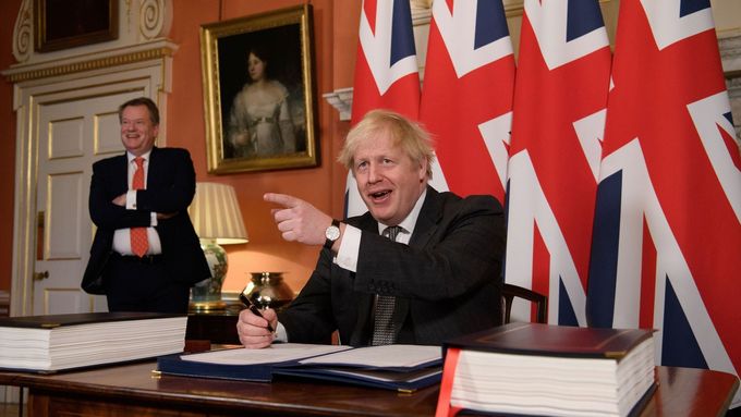 Britský premiér Johnson 30. prosince 2020 podepsal dohodu s Evropskou unií o pobrexitových vztazích.