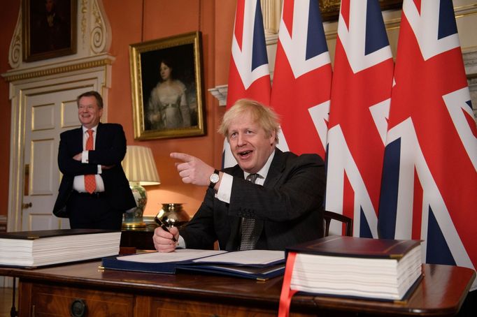 Britský premiér Johnson 30. prosince 2020 podepsal dohodu s Evropskou unií o pobrexitových vztazích.