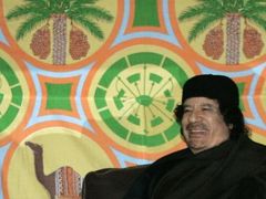 Stany si Kaddáfí vozí všude s sebou. V tomto přijímal návštěvy na nedávném summitu EU-Afrika.