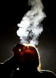 Patnáctiletý chlepec kouří na rodinné oslavě