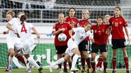 Angličanka Fara Williamsová se snaží ohrozit branku soupeře z přímého kopu.