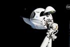 Kosmická loď Crew Dragon se loučí s ISS. Přistane na padácích v Atlantském oceánu