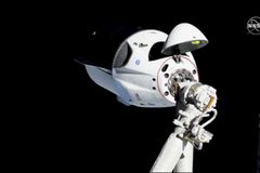 Kosmická loď Crew Dragon se loučí s ISS. Přistane na padácích v Atlantském oceánu