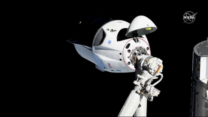 Kosmická loď Crew Dragon se loučí s ISS. Přistane na padácích v Atlantském oceánu