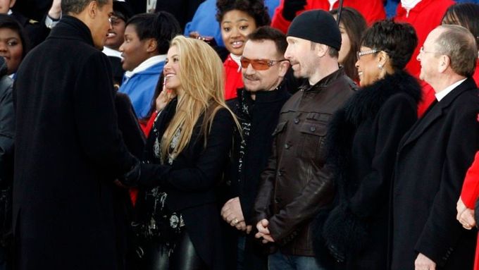 Veřejný proslov si přišla poslechnout řada celbrit, které během kampaně Obamu podporovaly. Na snímku se Barack Obama zdraví se zpěvačkou Shakirou, vedle ní stojí Bono a The Edge z U2, zpěvačka Bettye LaVette a reverend Gene Robinson.
