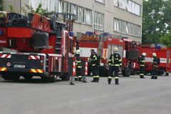 Po nálezu tlakové lahve hasiči evakuovali 56 lidí