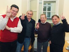 Ani Saša Vondra (na snímku s Jiřím Křižanem, Václavem Havlem a Michaelem Žantovským) ódéesce nepomohl. Spíš uškodil.