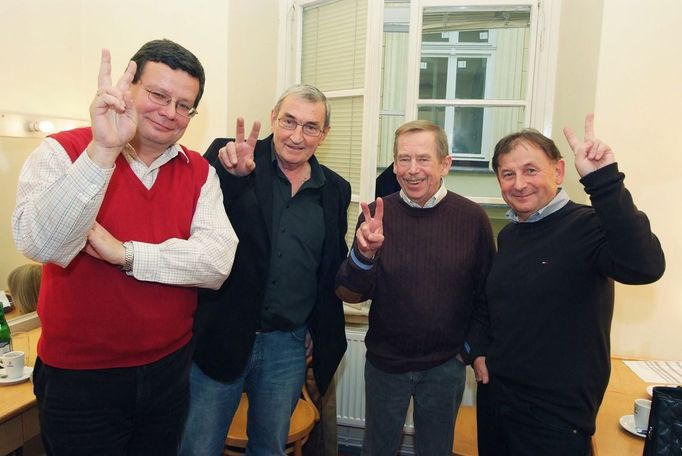 Občanské fórum po 20 letech: Alexandr Vondra, Jiří Křižan, Václav Havel a Michael Žantovský.