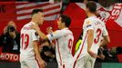 fotbal, Evropská liga 2018/2019, FC Sevilla - Slavia Praha, Munir El Haddadi slaví druhý gól Sevilly s Wissamem Ben Yedderem a Sergim Gomezem