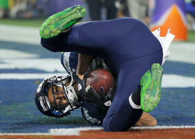 Seattle Seahawks wide receiver Doug Baldwin catches a third quarter touchdown pass against the New England Patriots during the NFL Super Bowl XLIX football game in Glenda