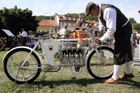 Prezident Pavel v Římě vyjednává pro Škodu Auto renovaci historické motorky