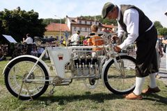 Prezident Pavel v Římě vyjednává pro Škodu Auto renovaci historické motorky