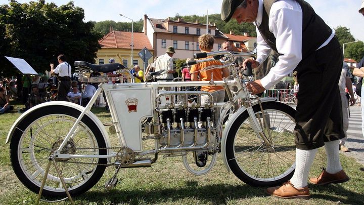 Prezident Pavel v Římě vyjednává pro Škodu Auto renovaci historické motorky