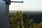 Milovník architektury a dobrého vína zatoužil po něčem osobním. Konkrétně po vlastnoručně postavené dřevostavbě, která bude nejen krásná, ale i funkční. 