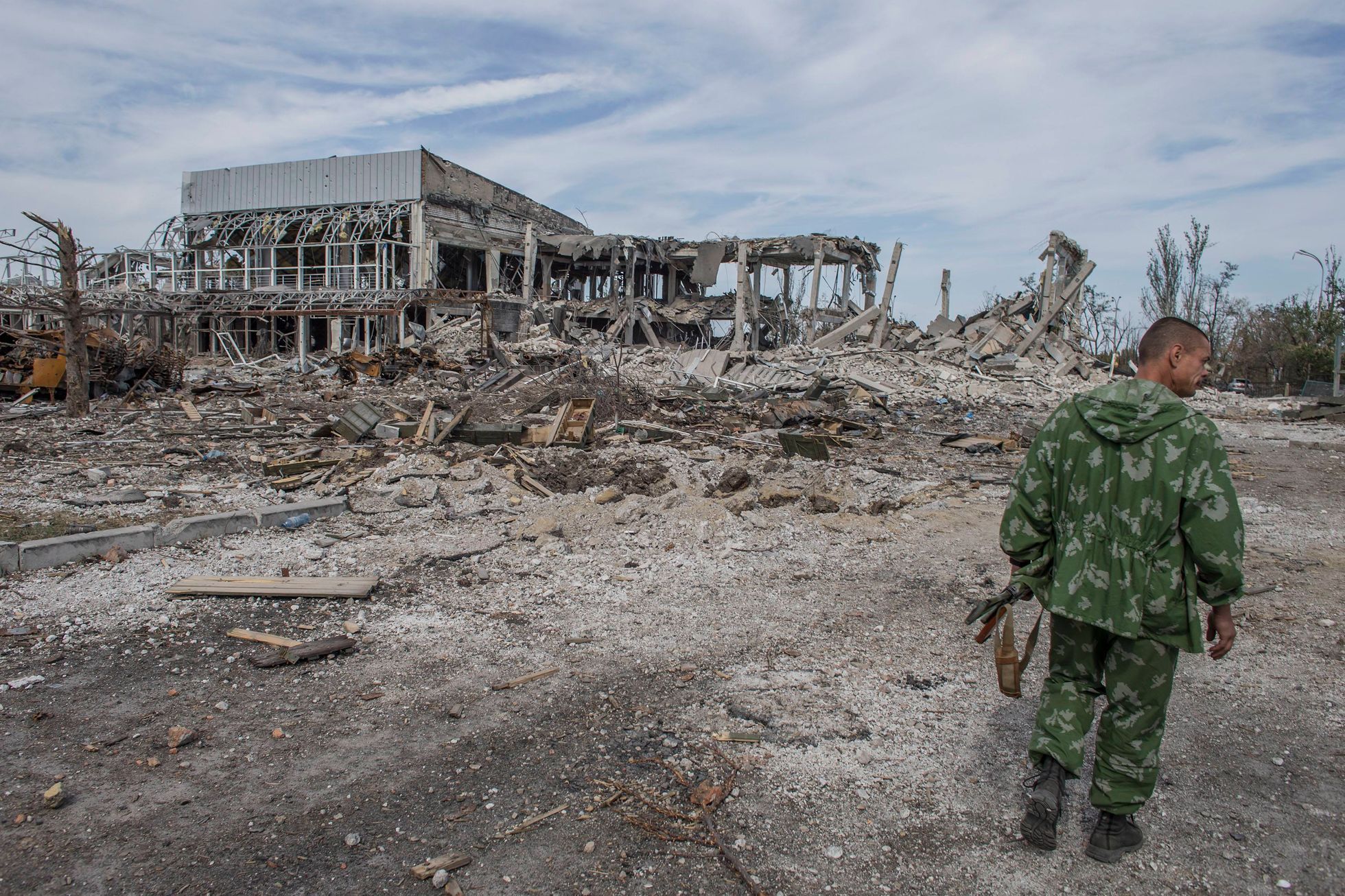 Ukrajina - proruský rebel na letišti v Luhansku