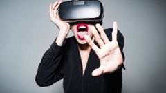 Žena s brýlemi na virtuální realitu.