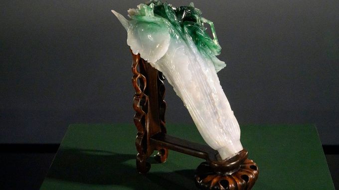 Řezba z jadeitu, která představuje hlávku zelí s kobylkou a sarančetem, je vrcholem výstavy 100 pokladů, 100 příběhů, která se otevřela v pražském Národním muzeu.