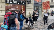 Jeden z odpůrců Pochodu pro život stojí s transparentem před účastníky pochodu, kteří se rozcházeli domů.