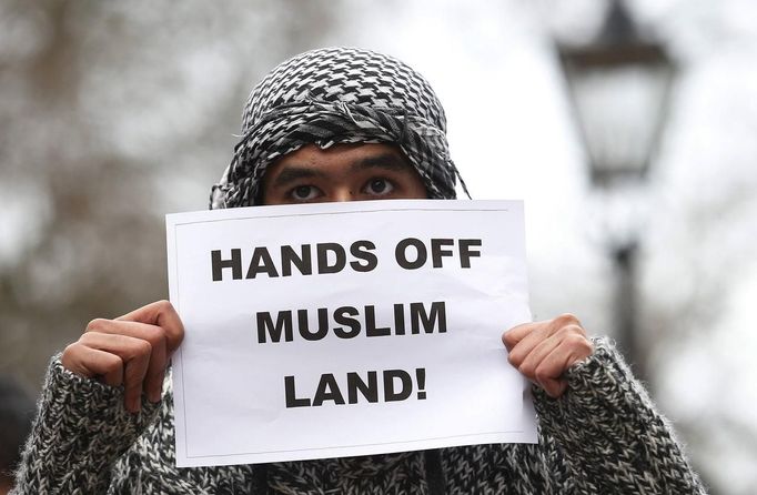 A British Islamist protests outside the French Embassy in London January 12, 2013. French aircraft pounded Islamist fighters in Mali for a second day on Saturday and neighbouring states accelerated plans to send in troops in an international campaign to crush the rebels. REUTERS/Suzanne Plunkett (BRITAIN - Tags: POLITICS SOCIETY) Published: Led. 12, 2013, 6:01 odp.