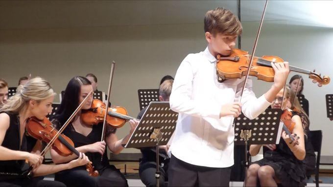 Houslistovi Romanu Červinkovi je 14 let, už druhým rokem navštěvuje hudební univerzitu ve Vídni.